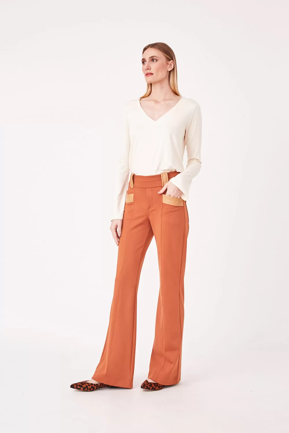 Hidrogênio - CALÇA FLARE KARINA CARAMELO - 19653029