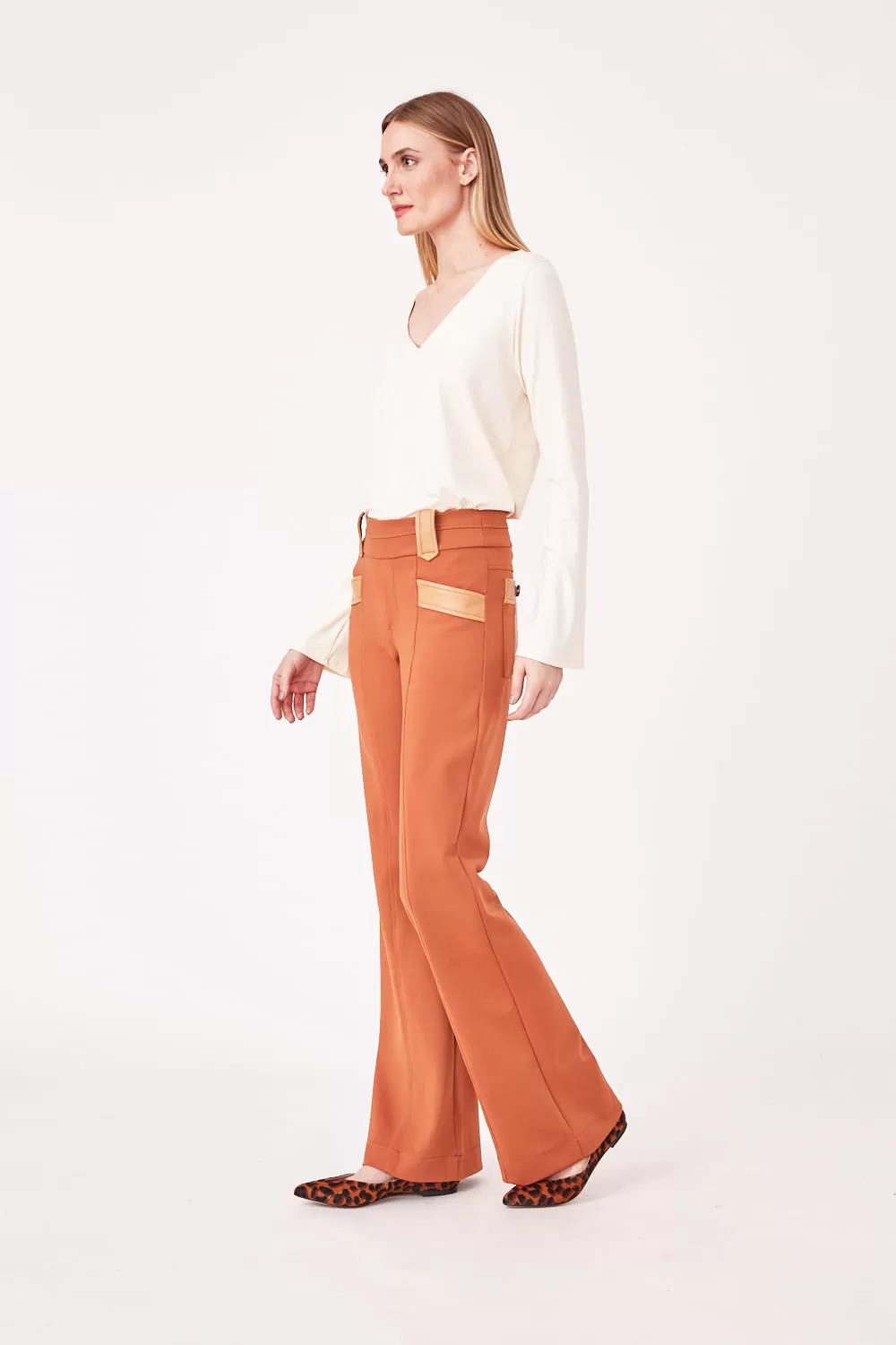 Hidrogênio - CALÇA FLARE KARINA CARAMELO - 19653029