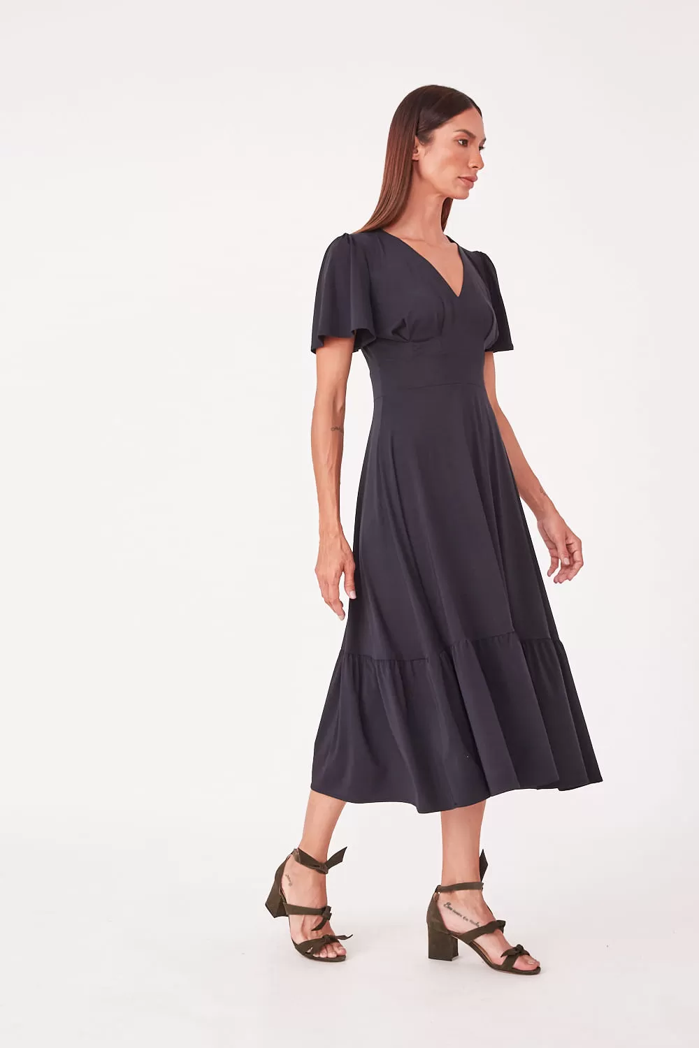 Hidrogênio - VESTIDO FLUITY MIDI COM PALA E PREGAS E BABADO PRETO - 19607001