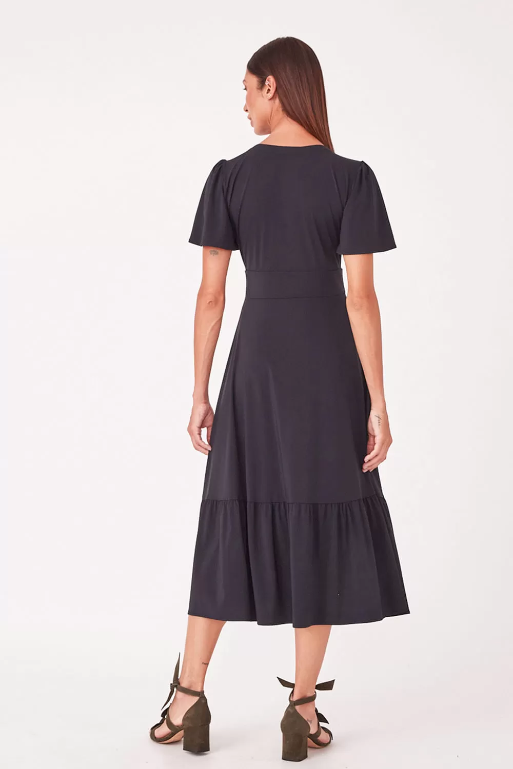 Hidrogênio - VESTIDO FLUITY MIDI COM PALA E PREGAS E BABADO PRETO - 19607001