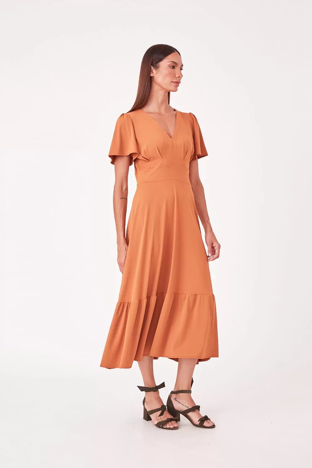 Hidrogênio - VESTIDO FLUITY MIDI COM PALA E PREGAS E BABADO TERRA - 19607332