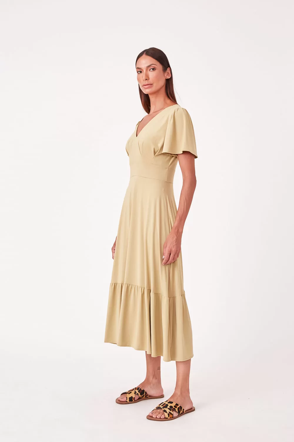 Hidrogênio - VESTIDO FLUITY MIDI COM PALA E PREGAS E BABADO VERDE CANA - 19607479