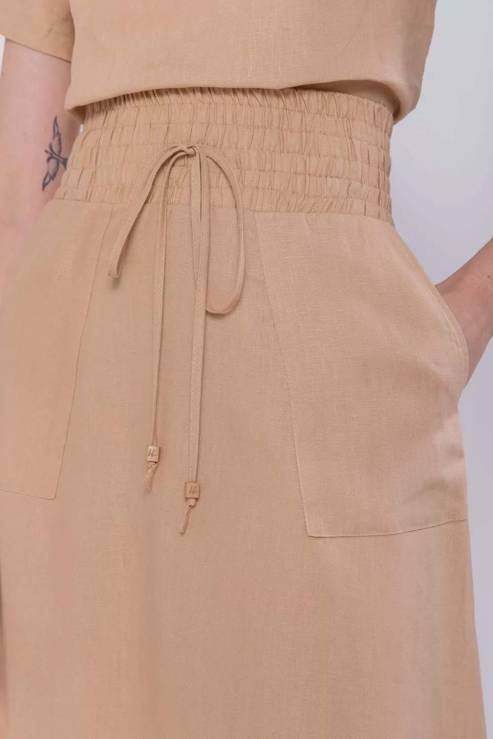 Hidrogênio - SAIA EVASE MIDI 100% LINHO CARAMELO - 19800029