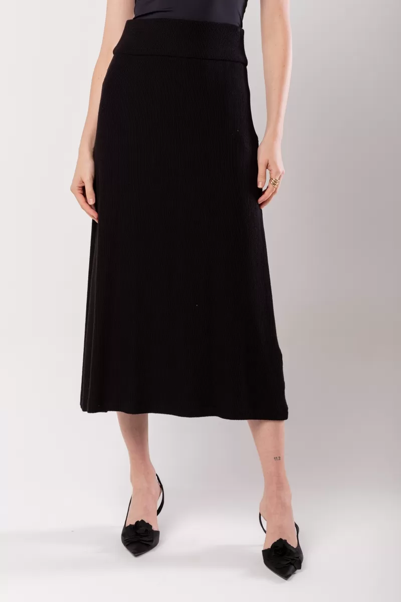 Hidrogênio - CONJUNTO SAIA EVASE MIDI E BLUSA COM CINTO PRETO - 20015001