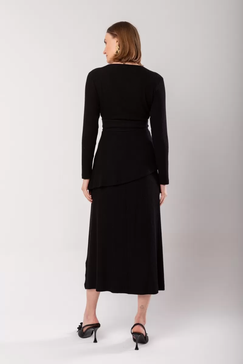 Hidrogênio - CONJUNTO SAIA EVASE MIDI E BLUSA COM CINTO PRETO - 20015001