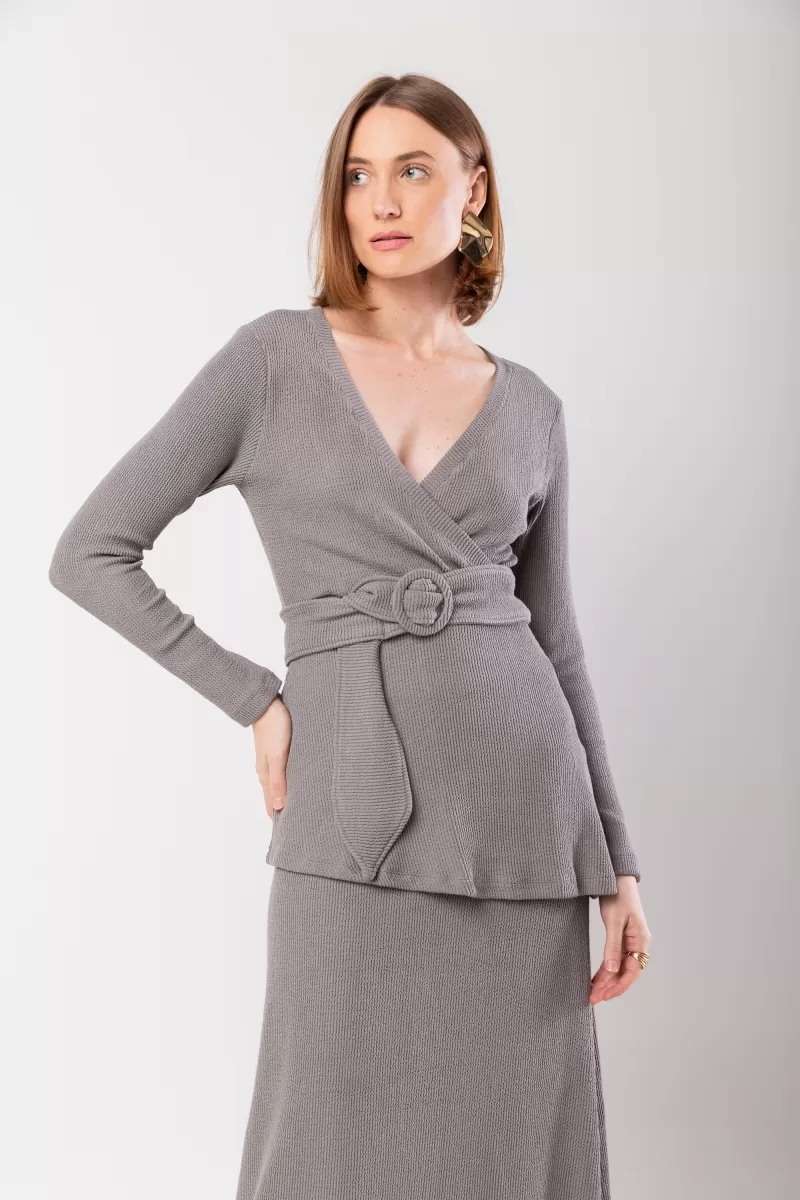 Hidrogênio - CONJUNTO SAIA EVASE MIDI E BLUSA COM CINTO CINZA - 20015030