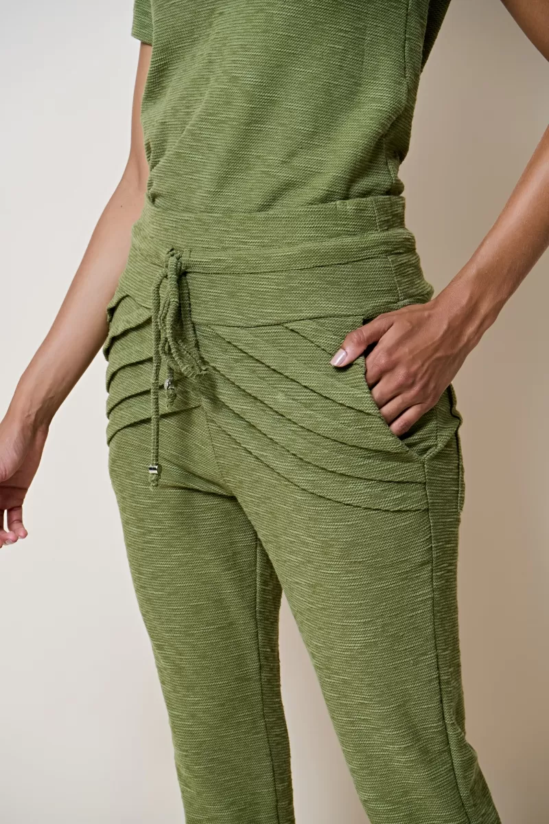 Hidrogênio - CALÇA MOLETOM JOGGING DE PREGAS MARIANA VERDE MUSGO - 18448046