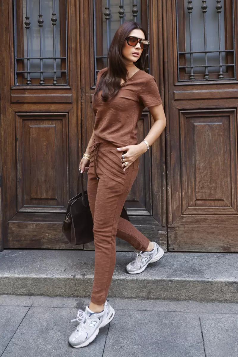 Hidrogênio - CALÇA MOLETOM JOGGER C/ PREGAS MARIANA MARROM - 18448031