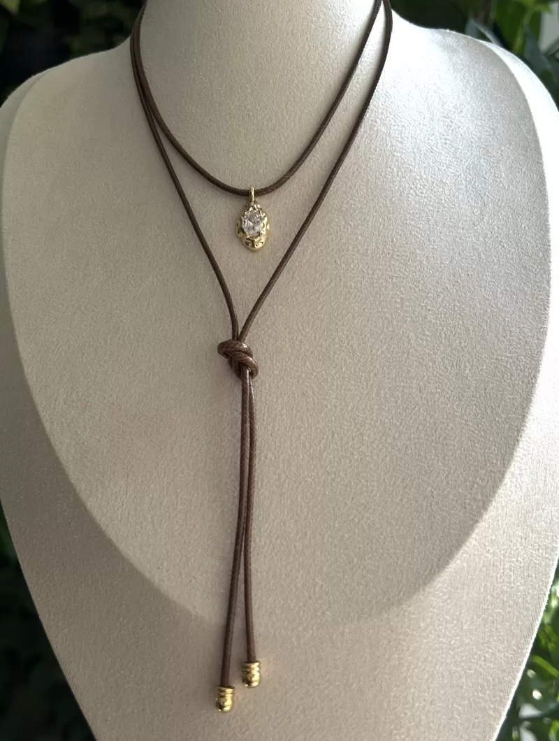 Mikabe - Colar Boho Cordão Encerado Marrom com Pingente - MK2071
