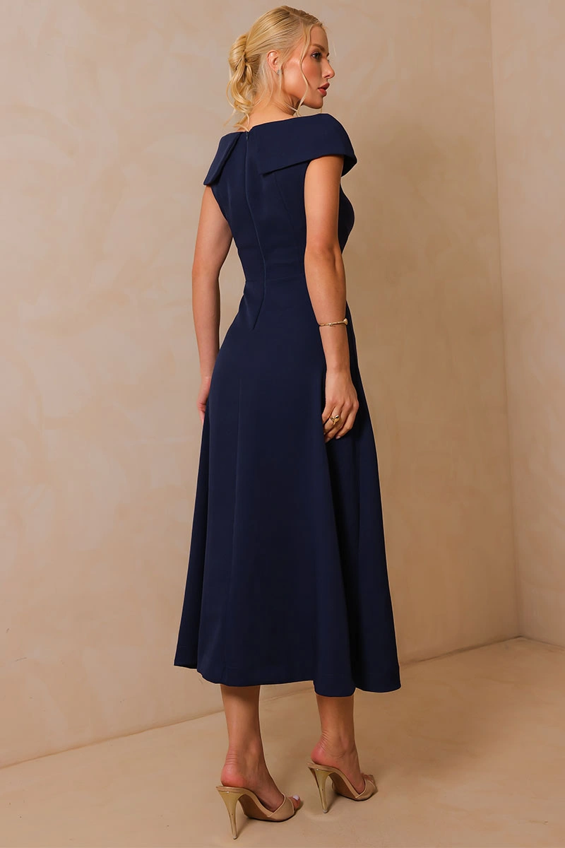 Miss Misses - Vestido Midi Hilda Rodado com Detalhe de Flor Marinho - 54592004