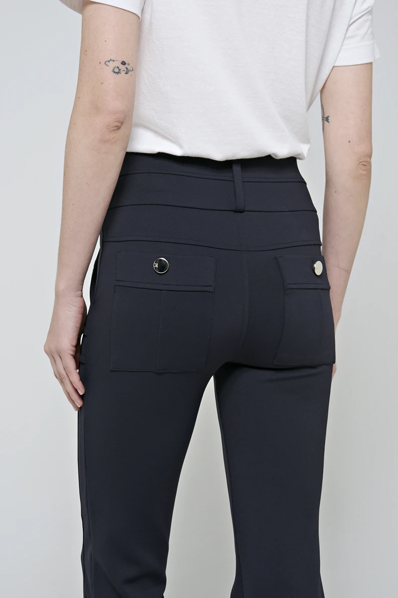 Hidrogênio - CALÇA FLARE COM BOLSOS E PREGAS ROSANA PRETO - 19481001