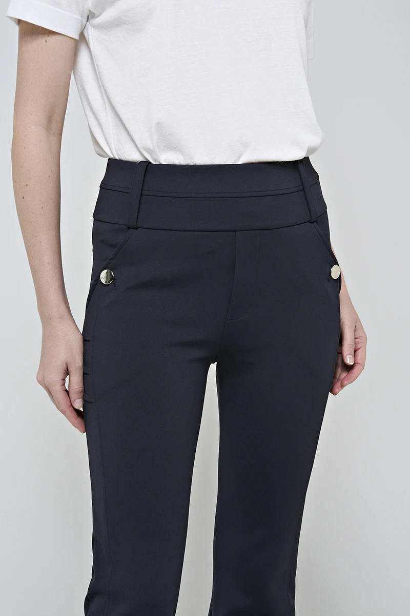 Hidrogênio - CALÇA FLARE COM BOLSOS E PREGAS ROSANA PRETO - 19481001