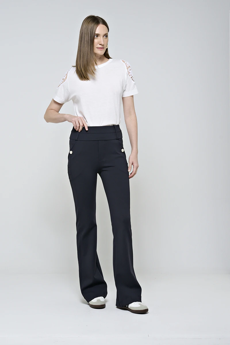 Hidrogênio - CALÇA FLARE COM BOLSOS E PREGAS ROSANA PRETO - 19481001