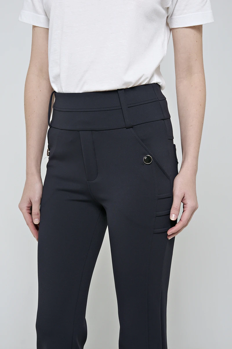 Hidrogênio - CALÇA FLARE COM BOLSOS E PREGAS ROSANA PRETO - 19481001