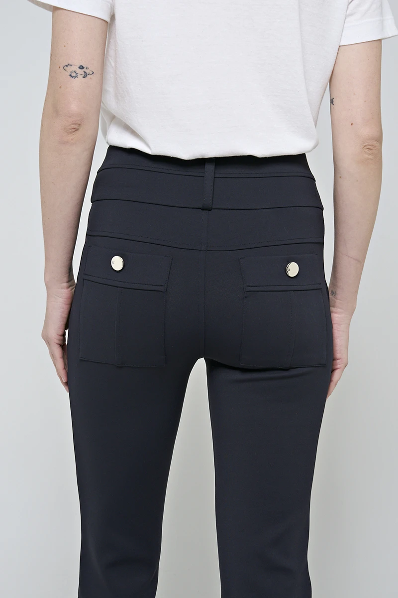 Hidrogênio - CALÇA FLARE COM BOLSOS E PREGAS ROSANA PRETO - 19481001