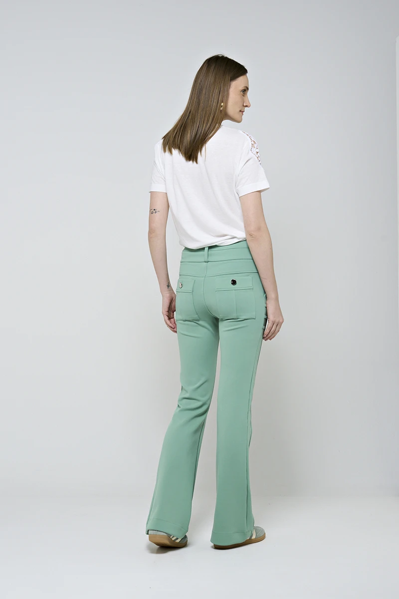Hidrogênio - CALÇA FLARE COM BOLSOS E PREGAS ROSANA VERDE CAMPESTRE - 19481472