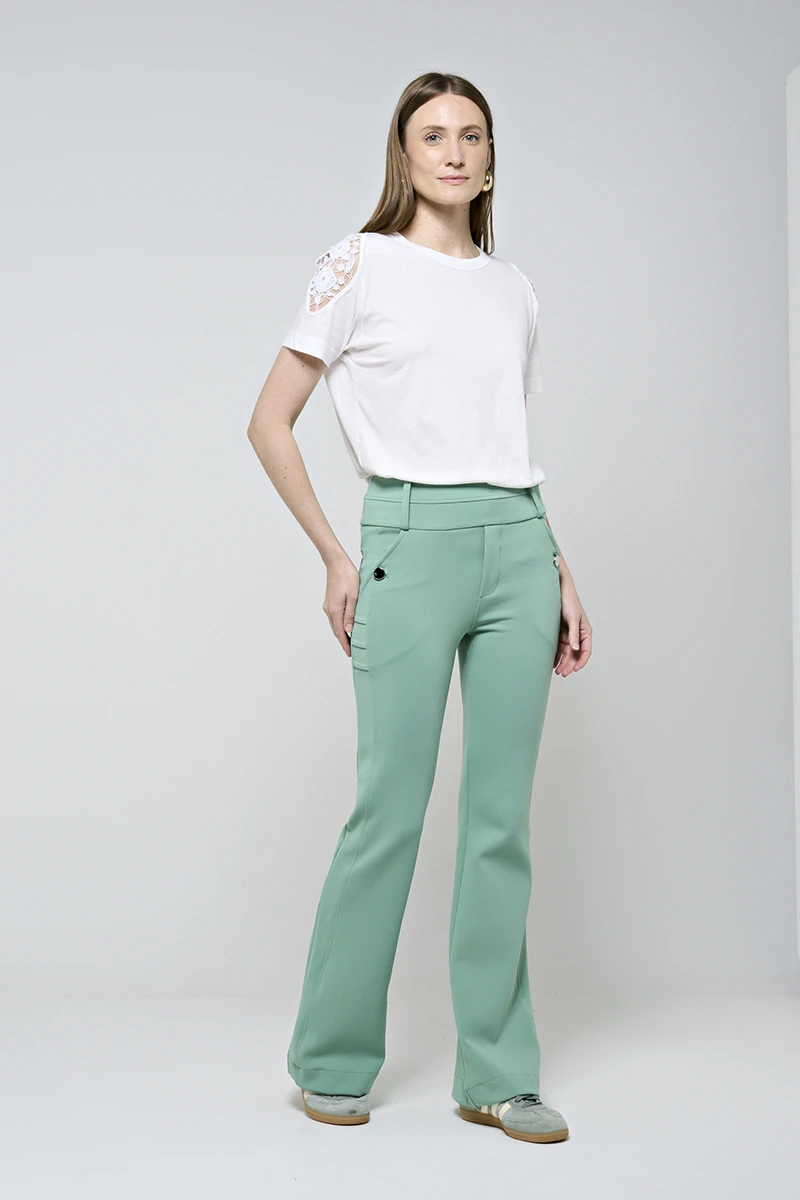 Hidrogênio - CALÇA FLARE COM BOLSOS E PREGAS ROSANA VERDE CAMPESTRE - 19481472