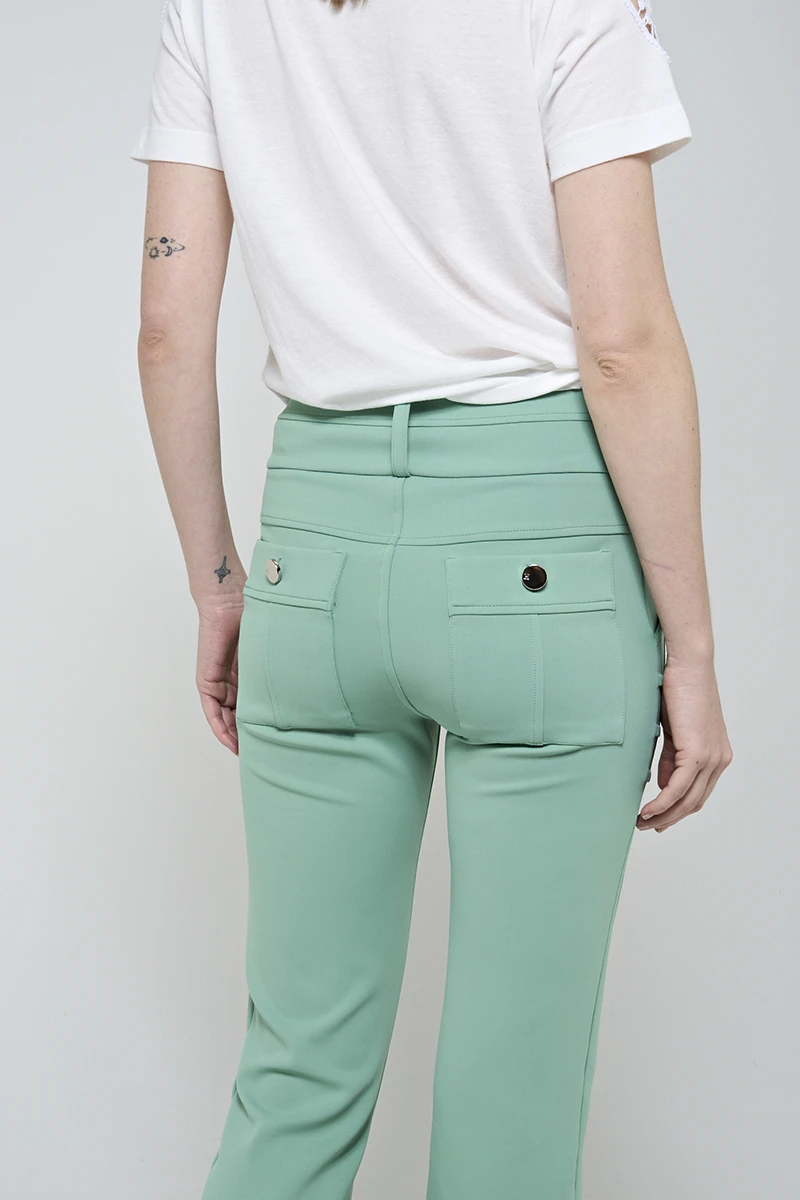 Hidrogênio - CALÇA FLARE COM BOLSOS E PREGAS ROSANA VERDE CAMPESTRE - 19481472