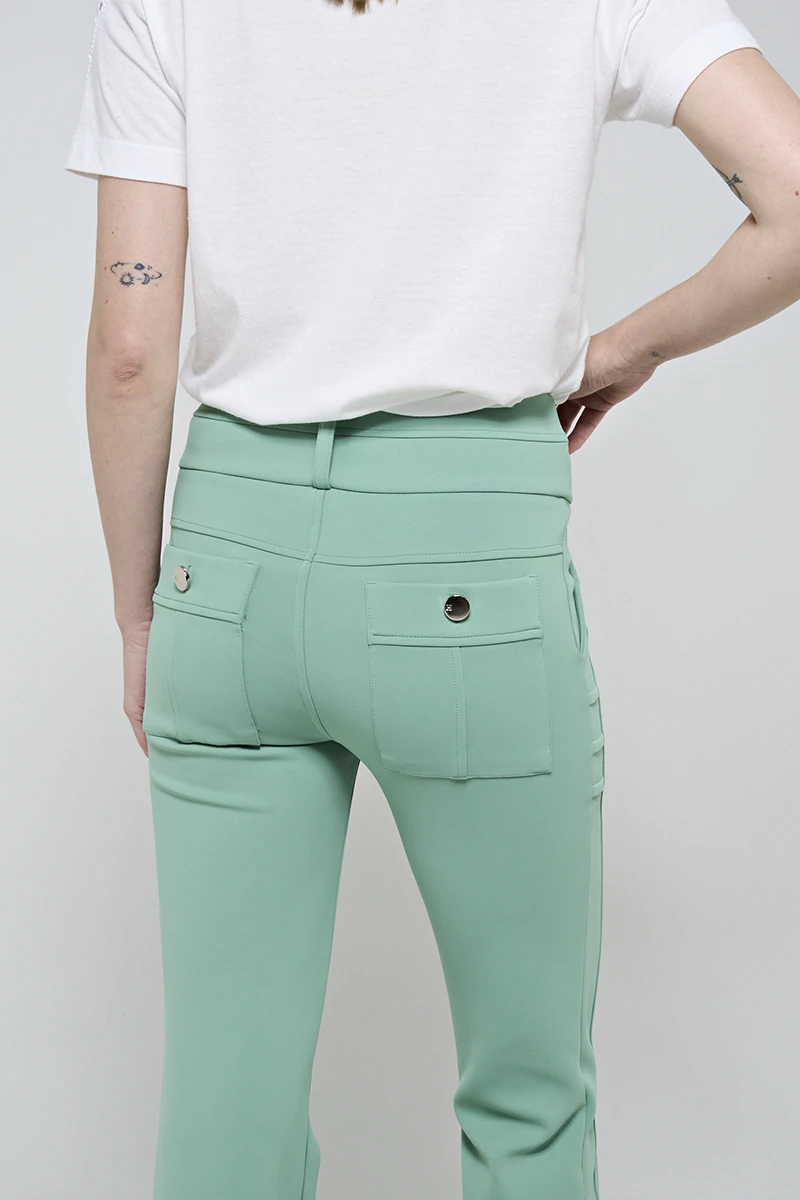 Hidrogênio - CALÇA FLARE COM BOLSOS E PREGAS ROSANA VERDE CAMPESTRE - 19481472