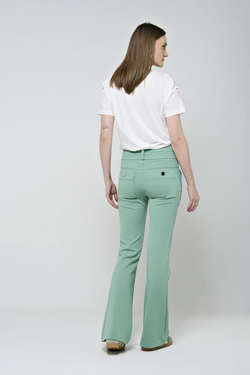 Hidrogênio - CALÇA FLARE COM BOLSOS E PREGAS ROSANA VERDE CAMPESTRE - 19481472