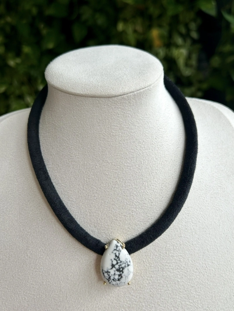 Mikabe - Colar Veludo Preto Pedra Howlita Branca - MK2119