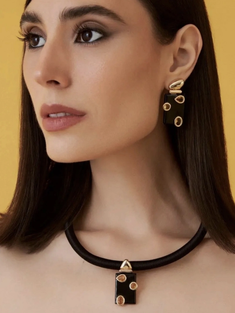 Mikabe - Brinco Geométrico Esmaltado Preto Cristais Amarelos - MK2123