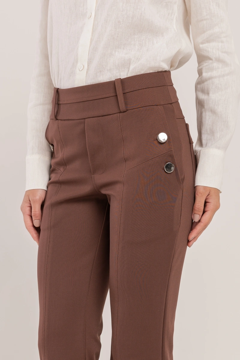 Hidrogênio - CALÇA RETA ANGELINA MARROM - 20669031