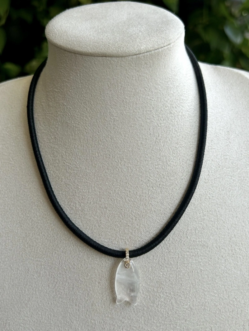 Mikabe - Colar Fio Encapado Cetim Preto Peixe Quartzo - MK2131