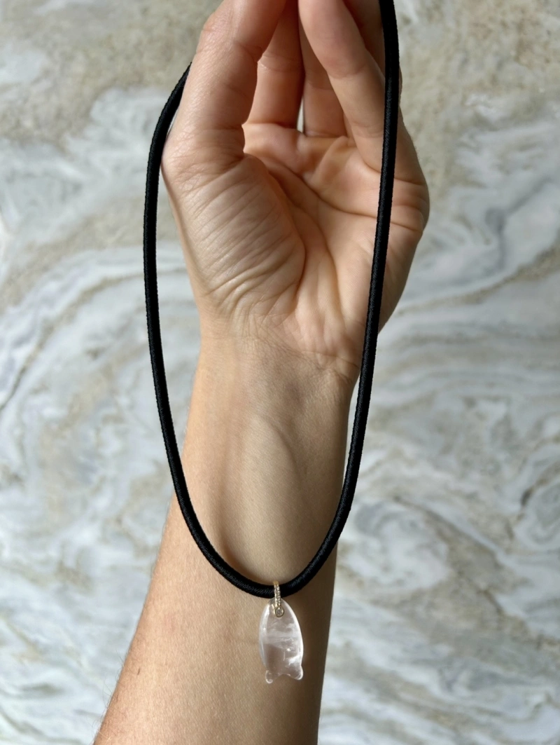 Mikabe - Colar Fio Encapado Cetim Preto Peixe Quartzo - MK2131