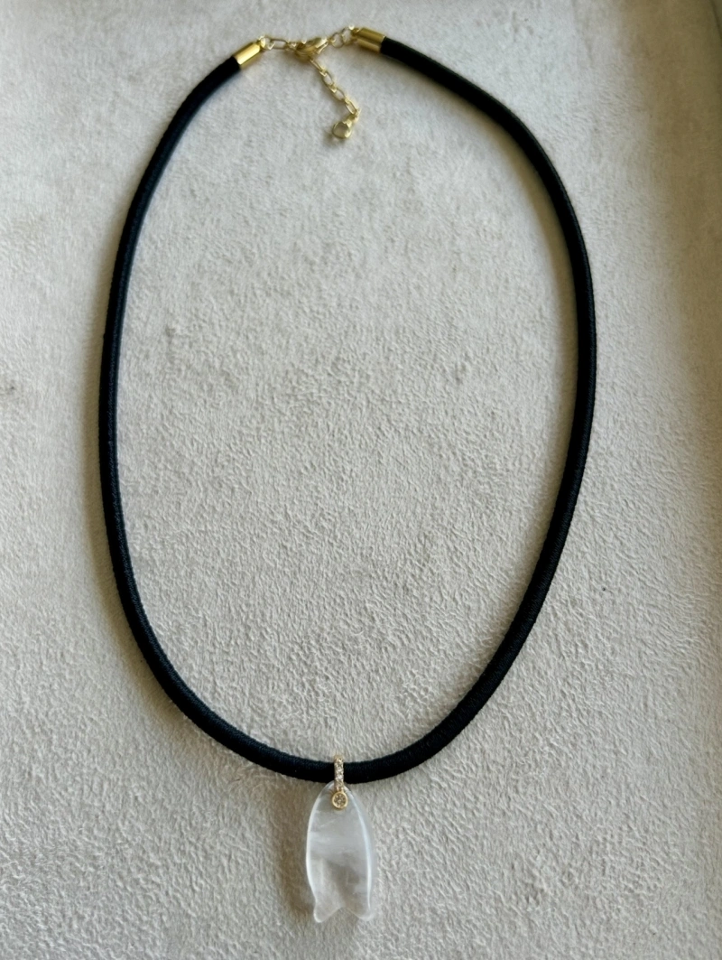 Mikabe - Colar Fio Encapado Cetim Preto Peixe Quartzo - MK2131