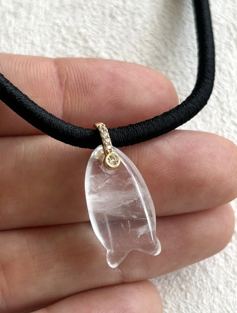 Mikabe - Colar Fio Encapado Cetim Preto Peixe Quartzo - MK2131