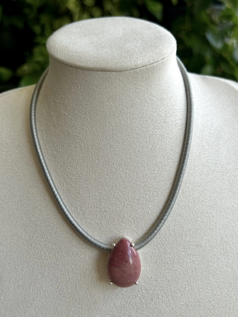 Mikabe - Colar Fio Encapado Cinza Rodonita Rosa - MK2133