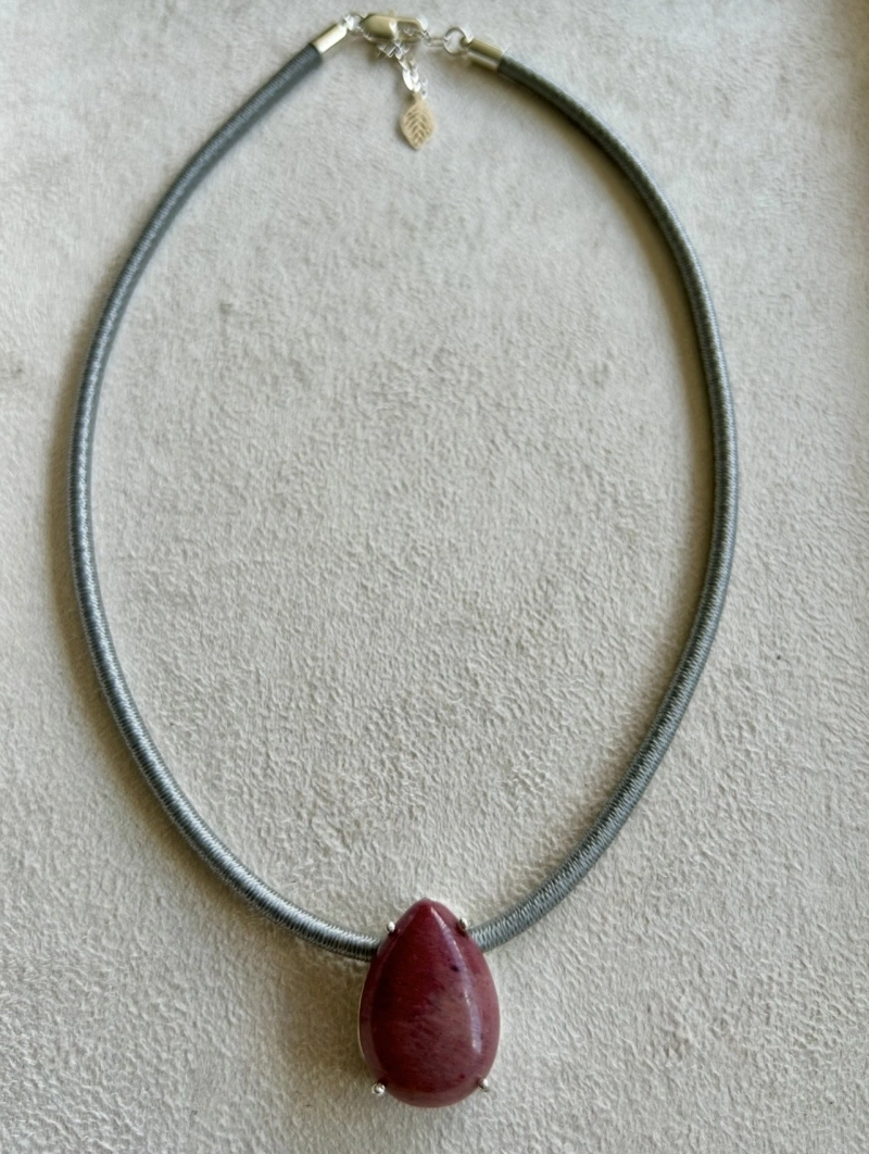 Mikabe - Colar Fio Encapado Cinza Rodonita Rosa - MK2133
