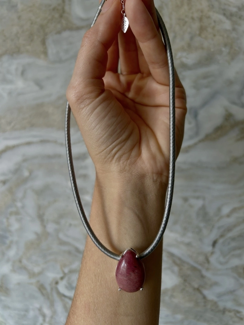 Mikabe - Colar Fio Encapado Cinza Rodonita Rosa - MK2133